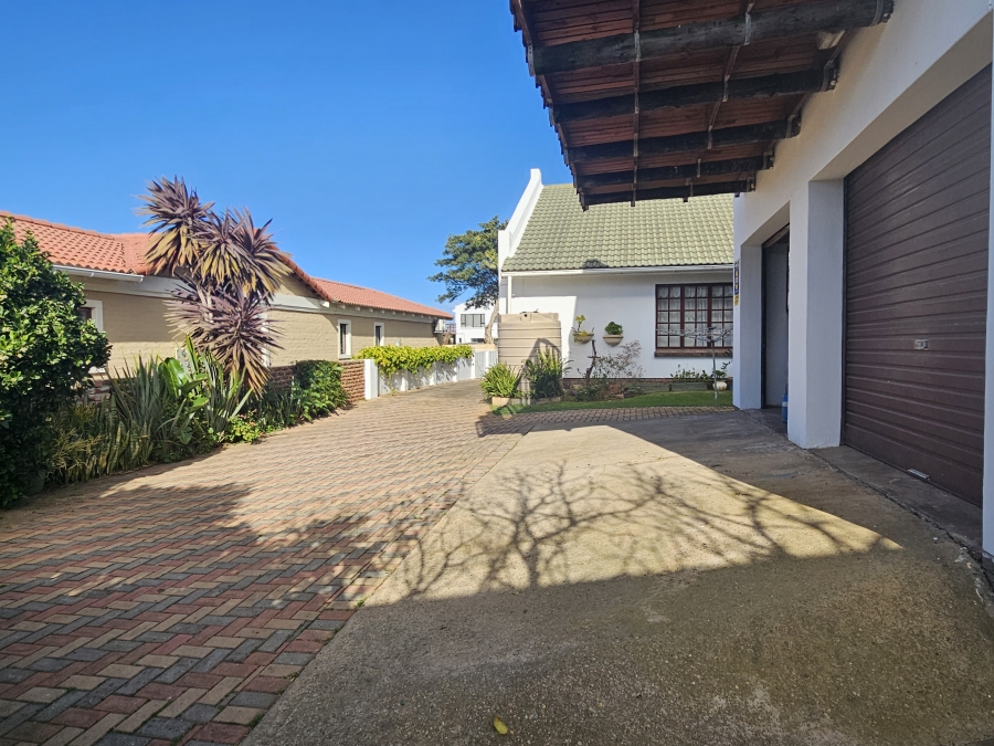 4 Bedroom Property for Sale in Wavecrest Eastern Cape